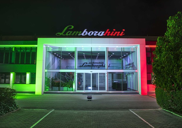 Lamborghini, sede di Sant'Agata Bolognese illuminata con il Tricolore © Lamborghini