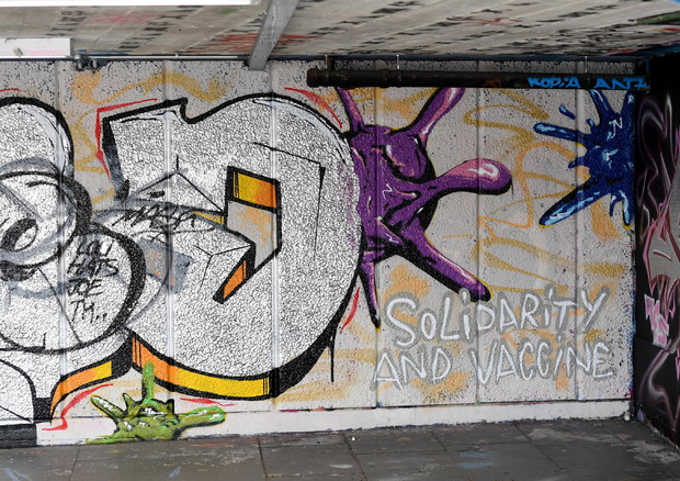 Graffiti sul coronavirus a Londra © EPA