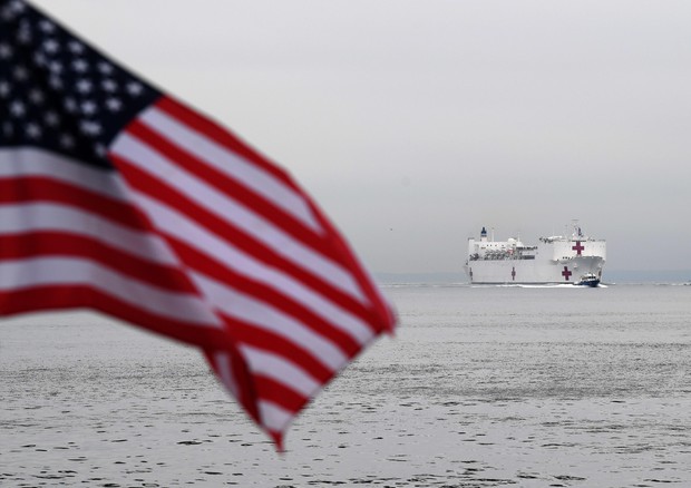 La nave ospedale in arrivo a New York (foto: AFP)