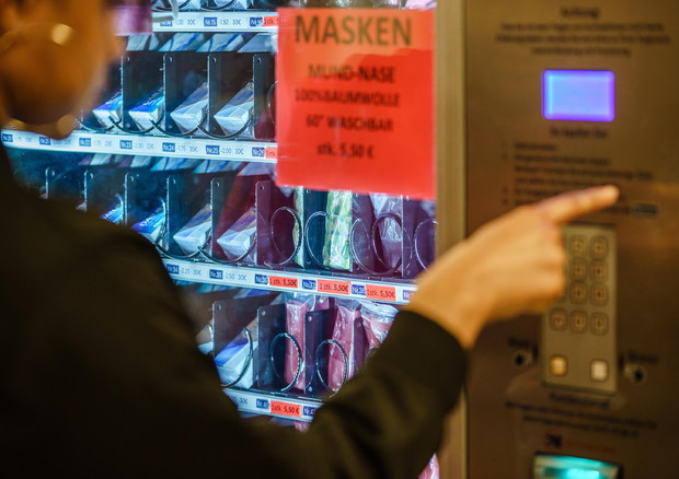 A Berlino distributore automatico di mascherine © EPA