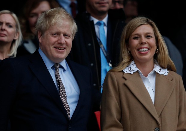 Boris Johnson e Carrie Symonds © AFP
