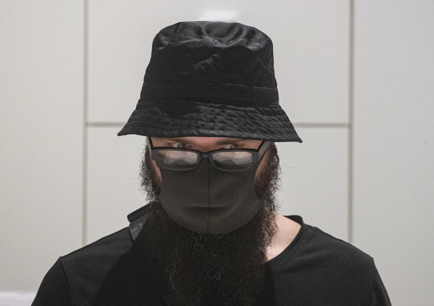 Un uomo con la mascherina in un negozio a Mosca © EPA