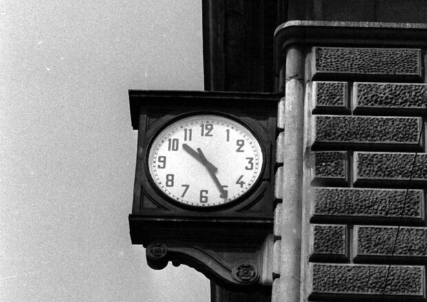 L'orologio all'esterno della stazione di Bologna, distrutta dall'esplosione della bomba esplosa il 2  agosto 1980, fermo sulle 10.25, l'ora della strage © 