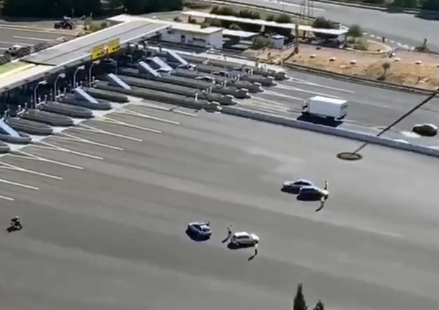 Un fermo immagine tratto da un video dall'elicottero della Polizia sull'autostrada A1 all'altezza del casello di Roma Nord © ANSA