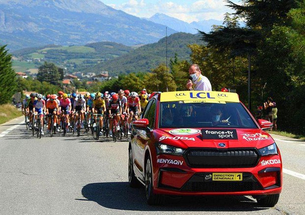 Skoda Enyaq iV, appena presentato è primo al Tour de France © Skoda / WeLoveCycling