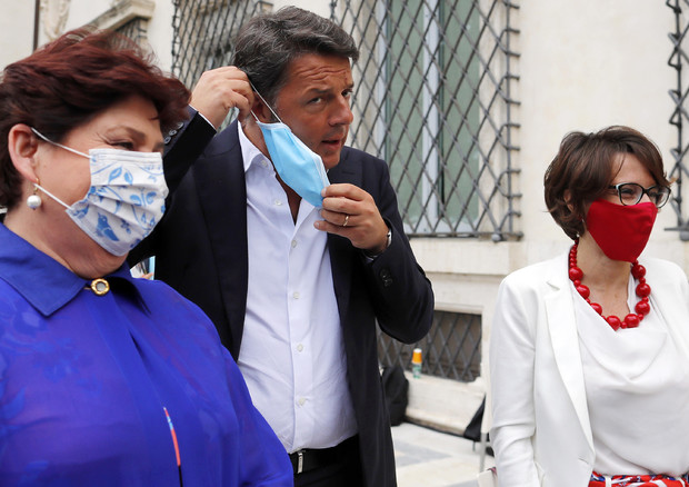 Matteo Renzi con le ministre Teresa Bellanova ed Elena Bonetti (ANSA)