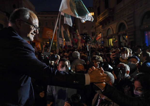 Roberto Gualtieri in piazza Santi Apostoli per festeggiare la vittoria per le comunali di Roma © ANSA