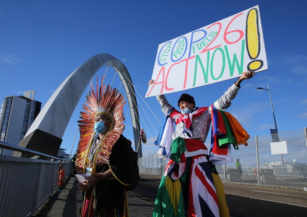 Attivisti manifestano a Glasgow durante il vertice sul clima COP26© EPA>