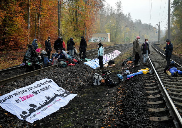 Gli attivisti per il clima a Glasgow (Foto Ansa)© EPA>