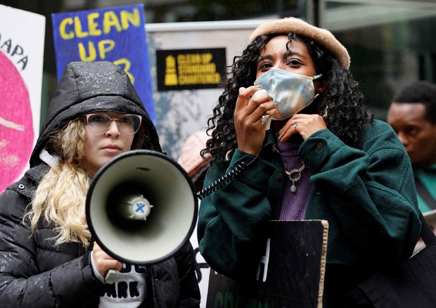 Gli attivisti per il clima a Glasgow (Foto Ansa)© AFP>