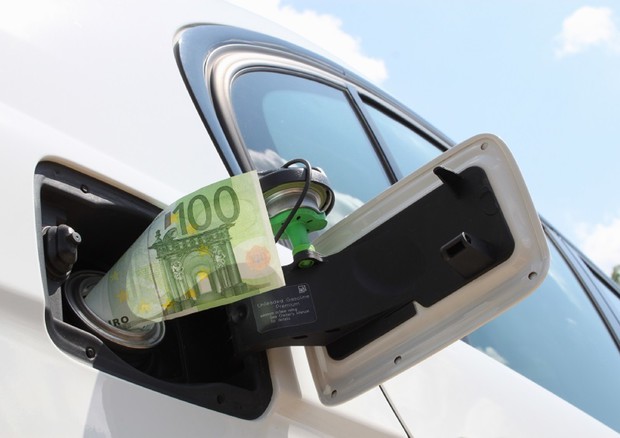 Caro benzina, italiani riducono spostamenti in auto © ANSA