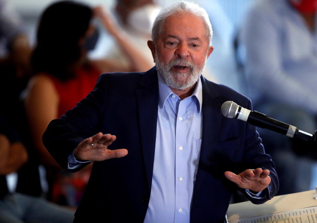 L'ex presidente brasiliano Lula arriva all'Eurocamera per l'incontro con S&d (foto: EPA)