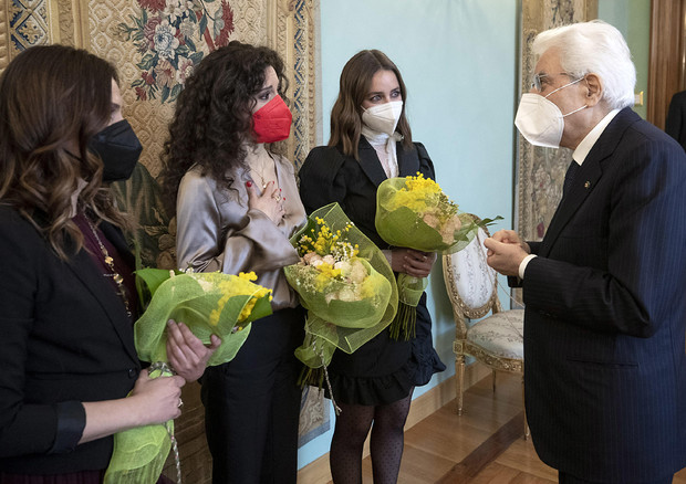 Il presidente della Repubblica Sergio Mattarella con Matilde Gioli, Silvia Avallone e Manuela  Cricelli © US QUIRINALE
