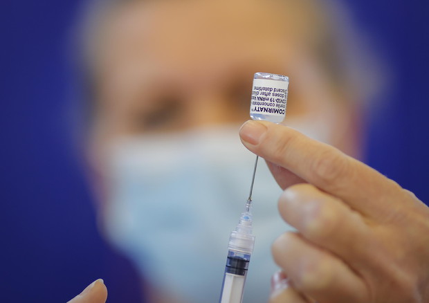 Eurocamera divisa sulla rinuncia ai brevetti dei vaccini (foto: EPA)
