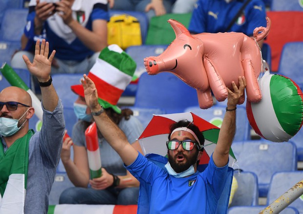 Tifosi allo Stadio Olimpico in attesa della partita Italia-Galles (foto: AFP)