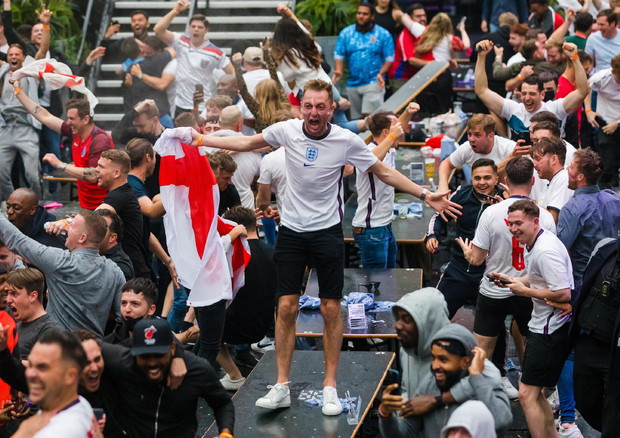 Tifosi inglesi dopo la vittoria con la Germania (foto: ANSA )