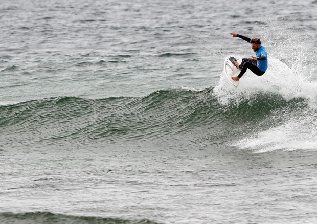 Un surfista (foto: EPA)