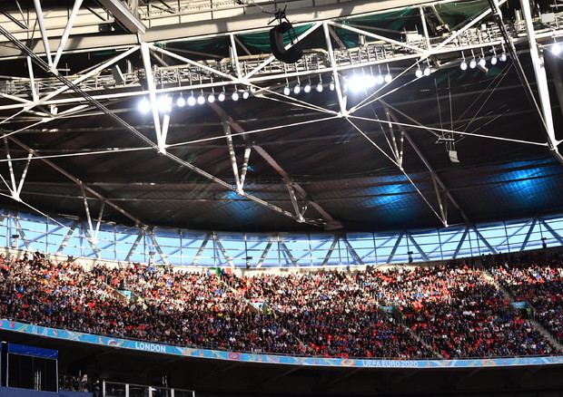 Lo stadio gremito a Londra (foto: EPA)