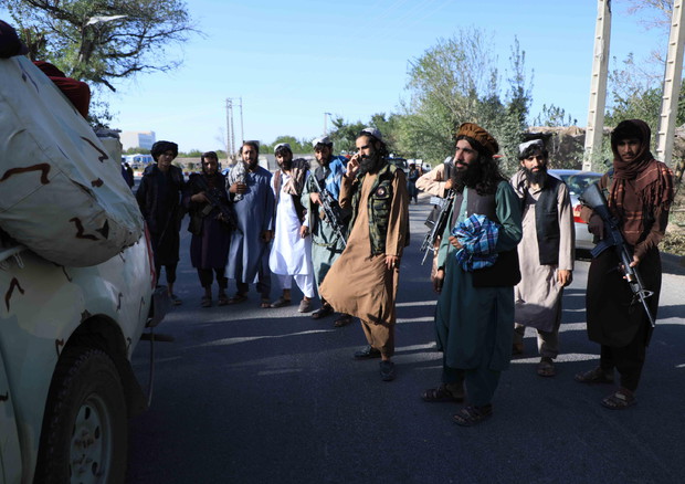 Talibani in un checkpoint a Herat © EPA