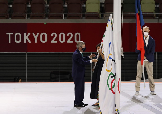 La bandiera olimpica consegnata da Bach al sindaco Hidalgo (ANSA)