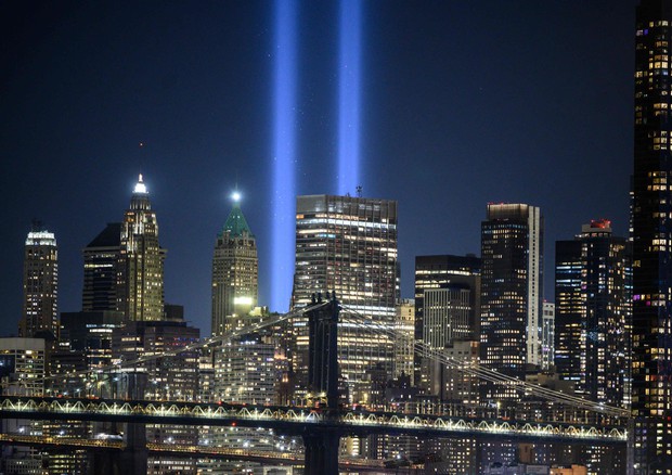 I due fari  accesi nella notte in ricordo dell'11 settembre © AFP