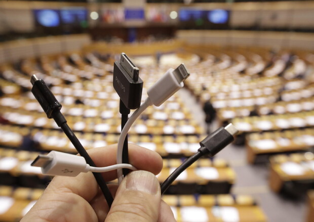 Accordo Ue sul caricabatterie universale (foto: EPA)