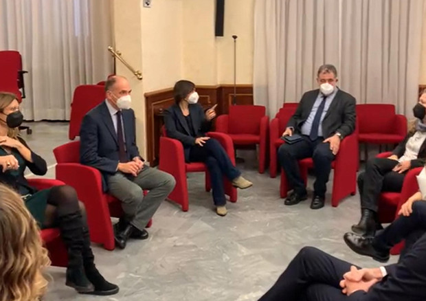 Un fermo immagine tratto da un video mostra il vertice tra Enrico Letta, Giuseppe Conte e Roberto  Speranza (ANSA)
