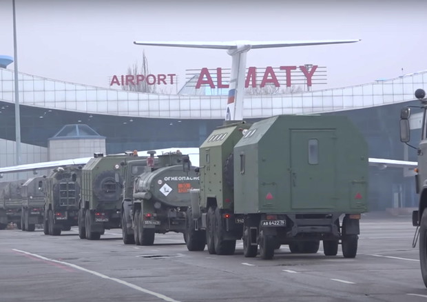 Le truppe inviate dalla Russia e alleati lasciano il Kazakhstan © EPA