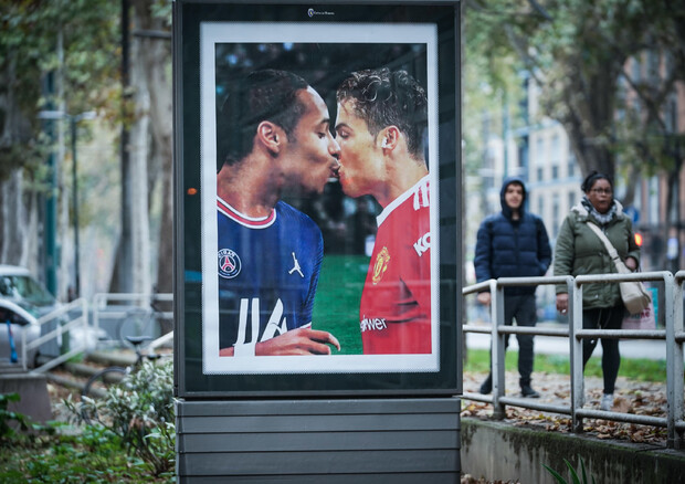 Il bacio tra Mbappe' e Cristiano Ronaldo contro l'omofobia, opera dello street artist Andrea Villa (foto: ANSA)