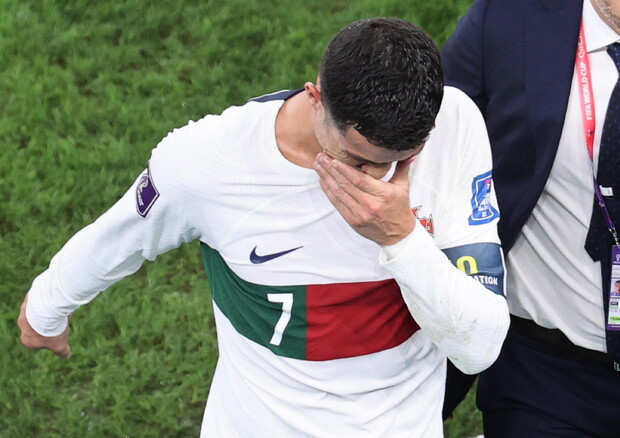 Lacrime Ronaldo, ballano giocatori marocchini (foto: EPA)