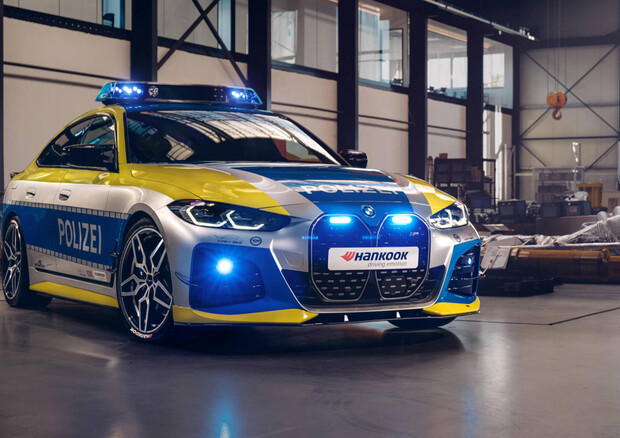 BMW i4 per la polizia tedesca cambia look con AC Schnitzer © Bmw