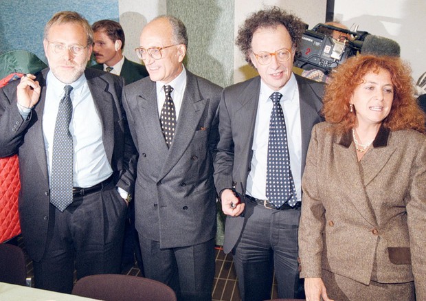 Da sinistra: Francesco Greco, Francesco Saverio Borrelli, Gherardo Colombo e Ilda Bocassini durante  una conferenza stampa del pool in una foto d'archivio del 1995 © ANSA