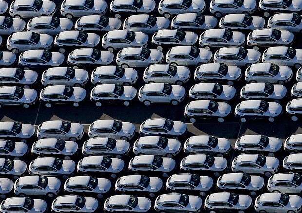 Una veduta aerea di un parcheggio pieno di auto nuove © EPA