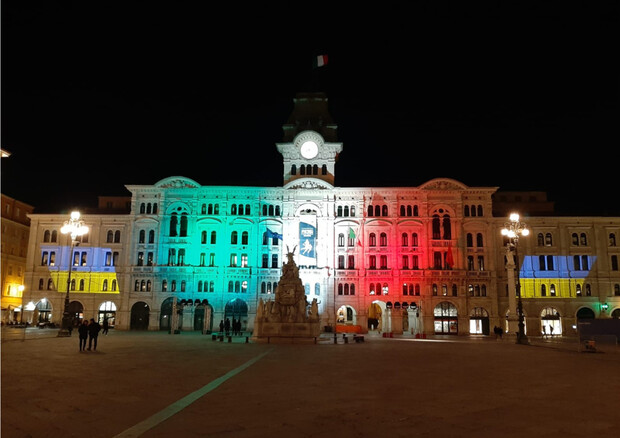 Il Comune di Trieste in piazza Unità d'Italia (foto: ANSA)