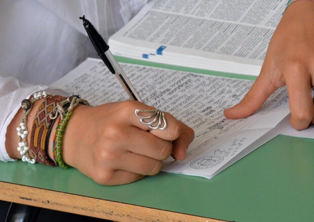 Una studentessa durante uno scritto all'esame di maturità © ANSA
