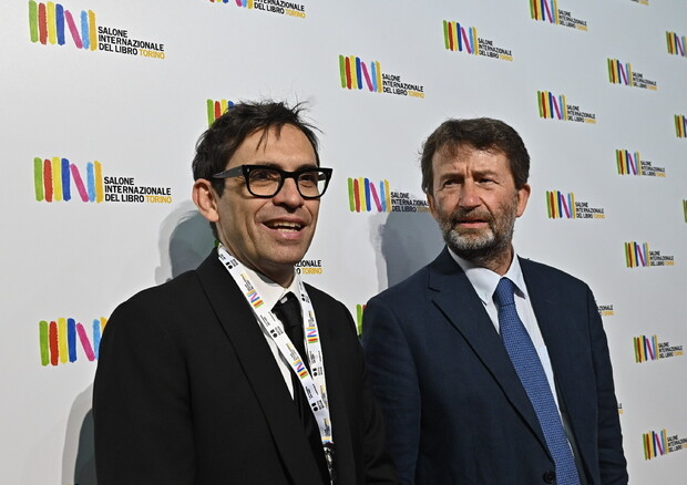 Il direttore del Salone del Libro, Nicola Lagioia, col ministro Franceschini © ANSA