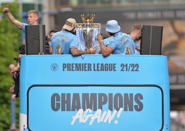Manchester City team celebrate Premier League title © EPA