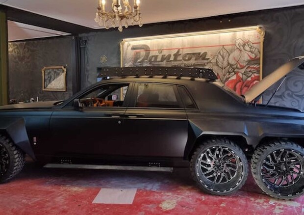 Rolls Royce Phantom, una versione 6x6 in stile 'Mad Max' © ANSA