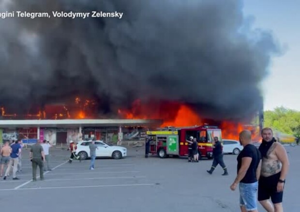 Ucraina, missili russi su un centro commerciale a Kremenchuk: edificio in fiamme