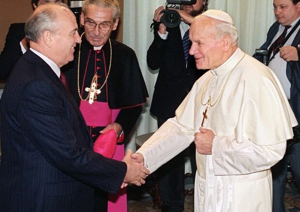 Con Giovanni Paolo II nel 1989 a Roma © AFP