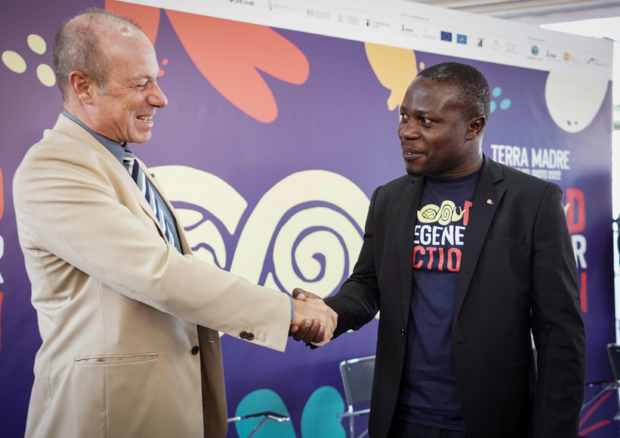 Il vicepresidente del gruppo Lavazza, Giuseppe Lavazza, con il presidente Slow Food, Edward Mukiibi, durante l'incontro sulla Coffee Coalition a Terra Madre Salone del Gusto 2022 © Ansa
