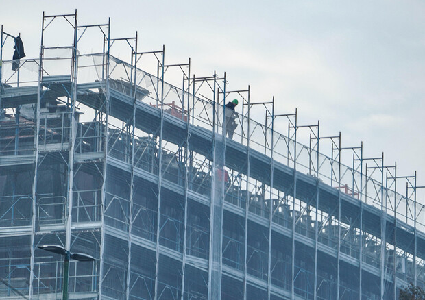 Impalcature montate sulle facciate di palazzi in ristrutturazione (foto: ANSA)