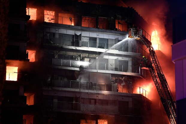 A mega fire devours two residential towers in Valencia, at least 13 injured