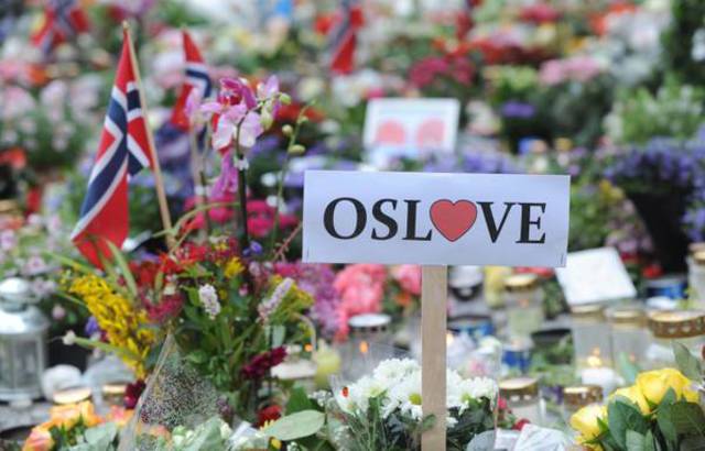 La Norvegia, imitata dagli altri Paesi nordici e scandinavi, a mezzogiorno s'e' fermata per un minuto, raccogliendosi in silenzio per onorare le 93 vittime dei massacri di Oslo e dell'isoletta di Utoya di venerdi' © Ansa