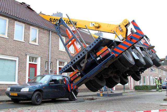 Crane topples on to house during dramatic proposal © 