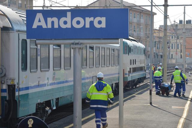 Treno deragliato:locomotore e vagone in stazione Andora © Ansa