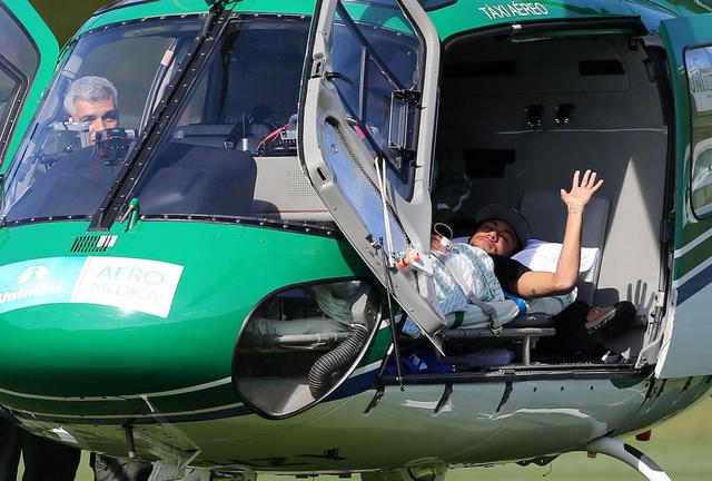 Neymar lascia il ritiro brasiliano in elicottero