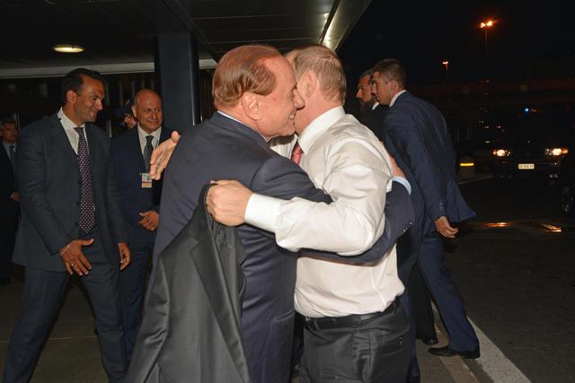 L'abbraccio di Putin e Berlusconi a Fiumicino © 
