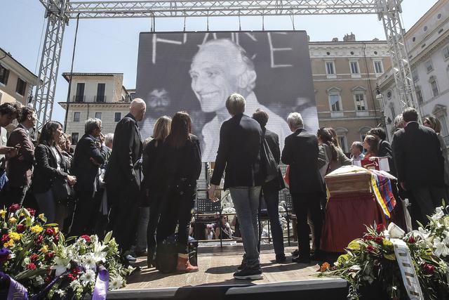 Marco Pannella, a Piazza Navona i funerali laici © 