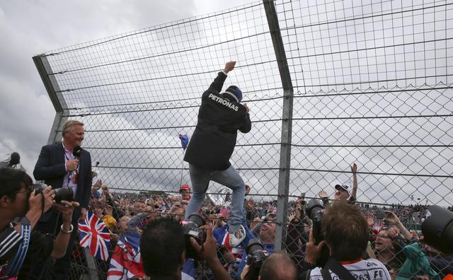 F1: gp Silverstone, Hamilton tra i fans © 